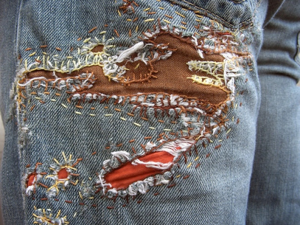 Der Inbegriff von Freiheit und Lässigkeit: die geflickte Jeans. – That’s freedom – the mended jeans.